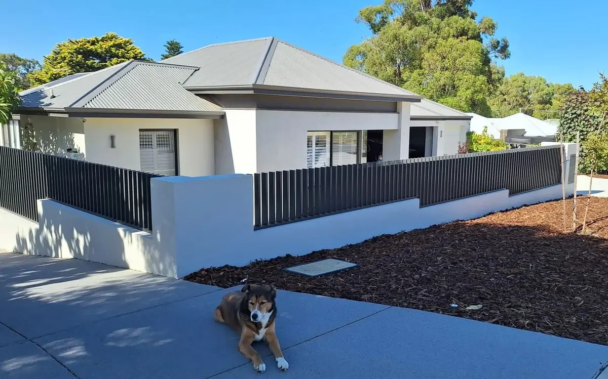 Charcoal battens over a white rendered plinth