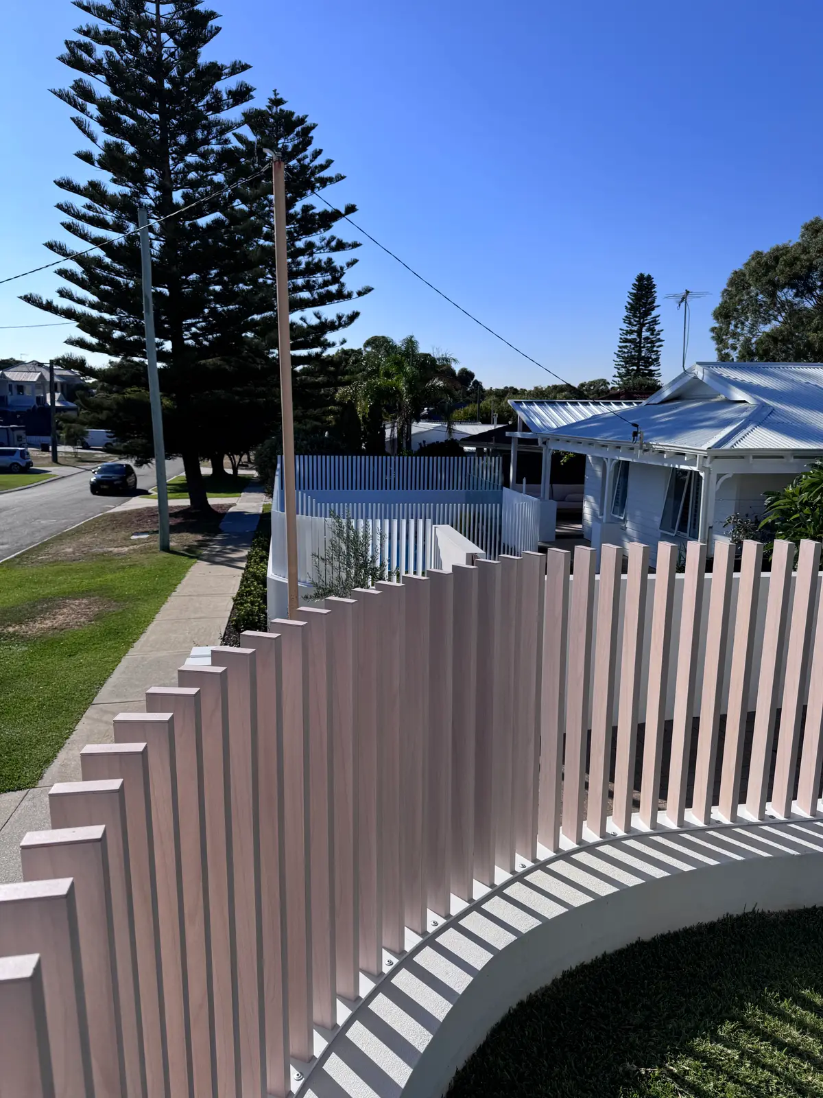 Beach Oak woodlook TrueBatten fence detail